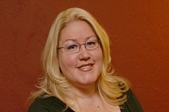 Pia Warfel, Sales Associate